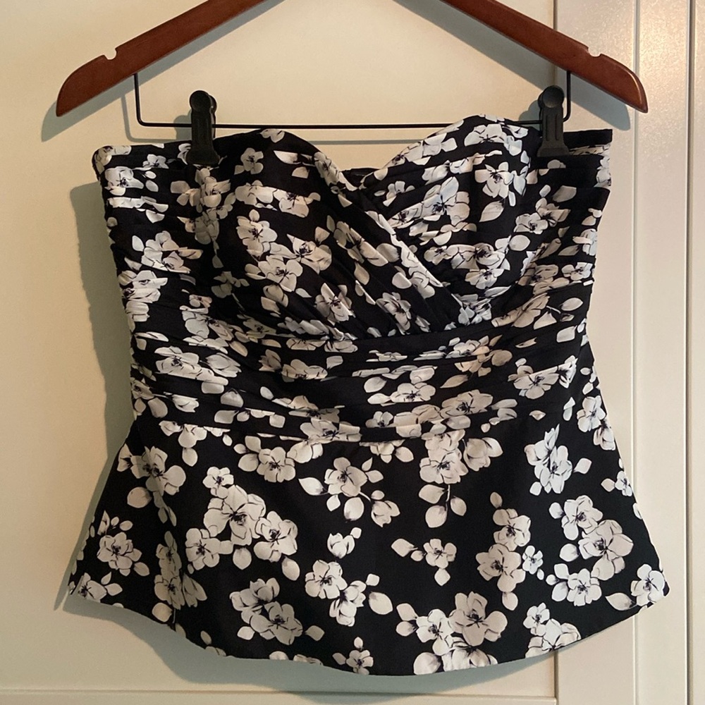 White House Black Market. 100% silk , ruched floral bustier.